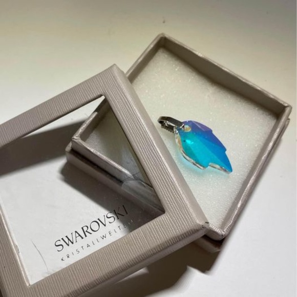 Swarovski Crystal leaf necklace - Picture 4 of 4